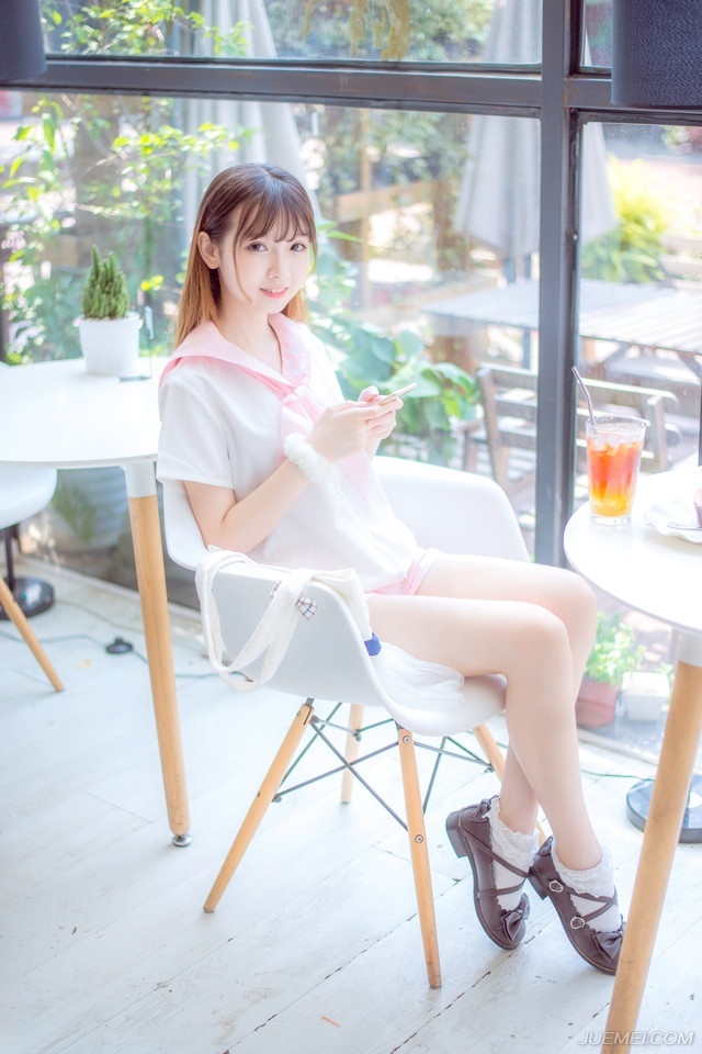 “大耳贼背信弃义！”夏侯惇得知消息之后，不禁怒骂起来，他们在虎牢关舍生忘死，刘备在那边不愠不火的打了半年，然后就这么拍拍屁股走人，让他们一家独自去面对关中的压力。